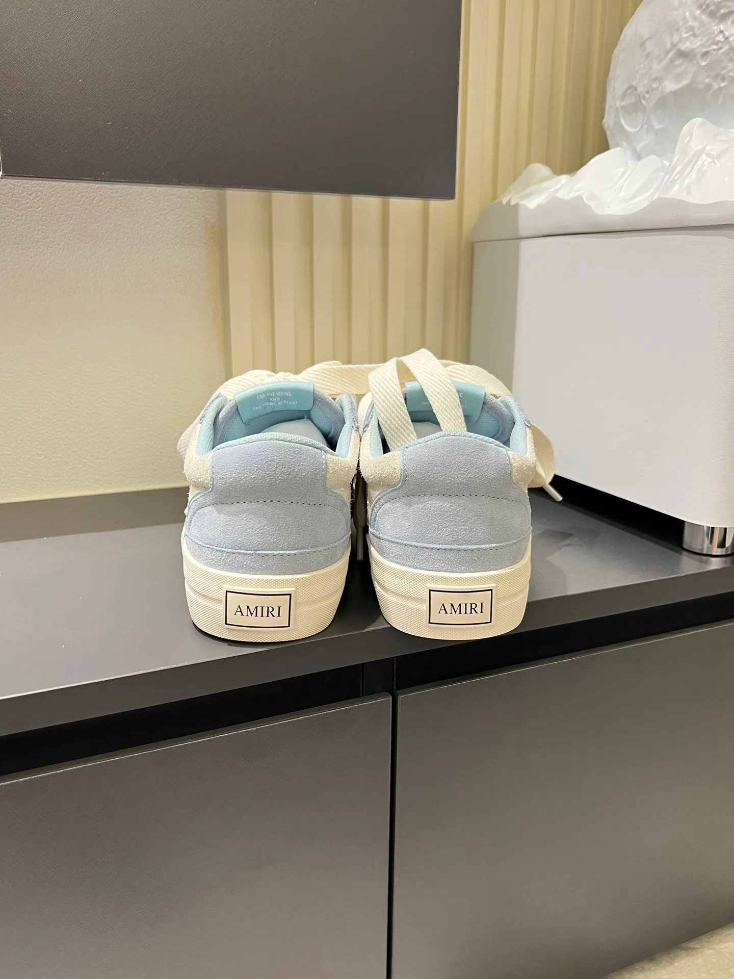 Men's shoes 💰p560 "AMIR*" new men's low-top casual sports sneakers bone shoes, another pair of irresistible bone shoes. Bone shoes are one of AMIRI's most popular items. Made of first-layer cowhide upper. The side bones are made of two cowhide laminations. It has a three-dimensional effect. The leather incisions are all oil-edged. Contrast color design. Simple style. Fashionable sports. Customized metal LOGO nameplate embellished with laces. Exclusive top-quality version. Supports contrast. Breathable mesh lining. The original rubber outsole is a must-have item for daily leisure. It is suitable for various occasions. If you pursue high quality, check it out. It is super cool on the feet and comes with a full set of original packaging! Size: 39-45!